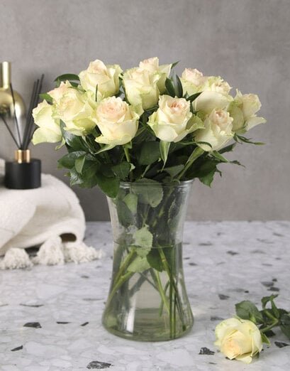 Cream Roses in a Vase - Product image