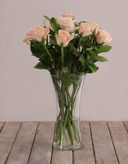Flair of Peach with Roses in a Vase - Product image