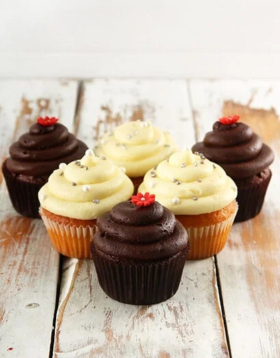 Chocolate and Vanilla Cupcake Combo - Product image