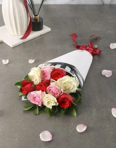 Classic Elegance Mixed Rose Bouquet - Product image