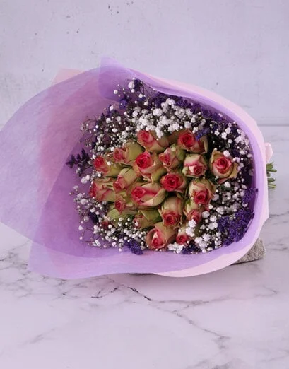 Classy Bunch Of Variegated Roses - Product image