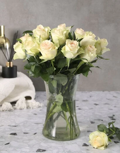 Cream Roses in a Vase - Product image