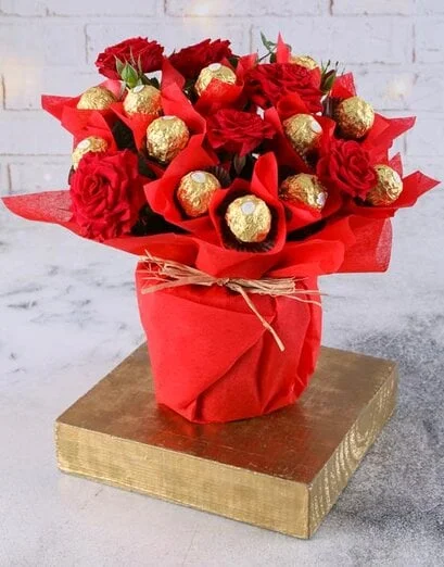 Red Rose Bush And Ferrero Rocher Treats - Product image