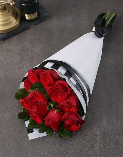 Scarlet Beauty Rose Bouquet - Product image