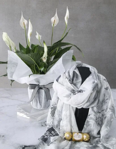 White Lily With Scarf A Choc Gift Set - Product image