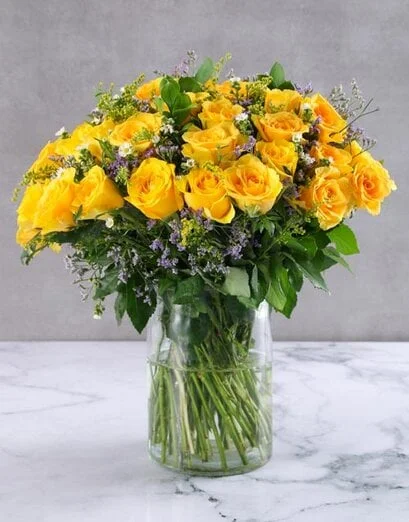 Yellow Rose Bunch In A Clear Vase - Product image