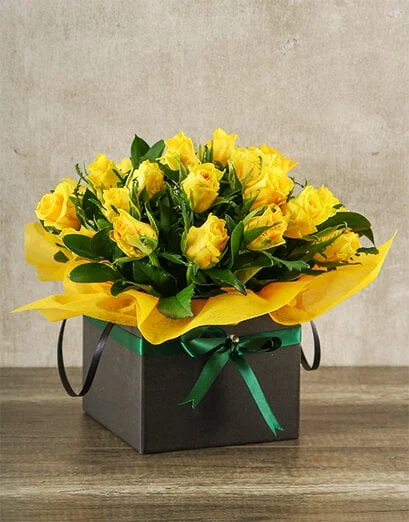 Yellow Roses in Boxed Handbag - Product image